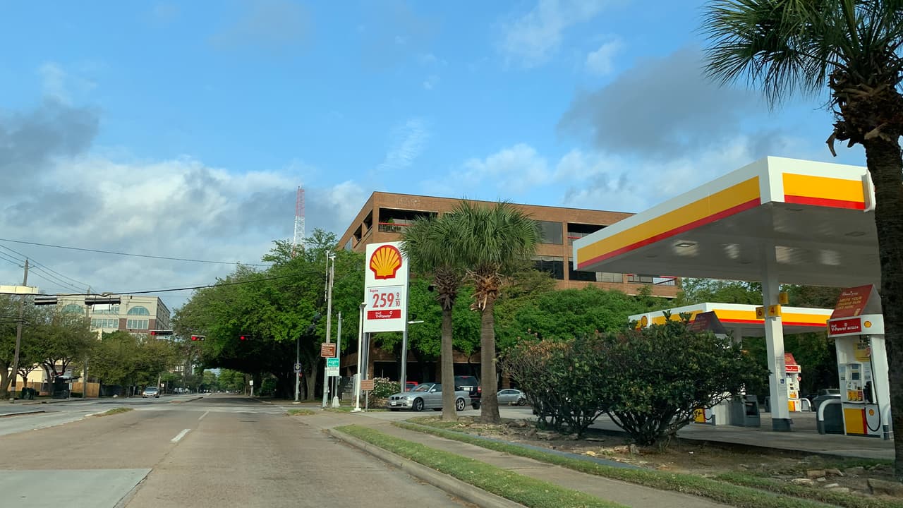 Aún a pesar de los bajos precios del combustible, las estaciones de gasolina no se han visto abarrotadas de conductores, por lo menos en el estado de Texas. Si buscas comparar precios, consultalo
<a href="https://www.gasbuddy.com/" target="_blank">en internet. </a>