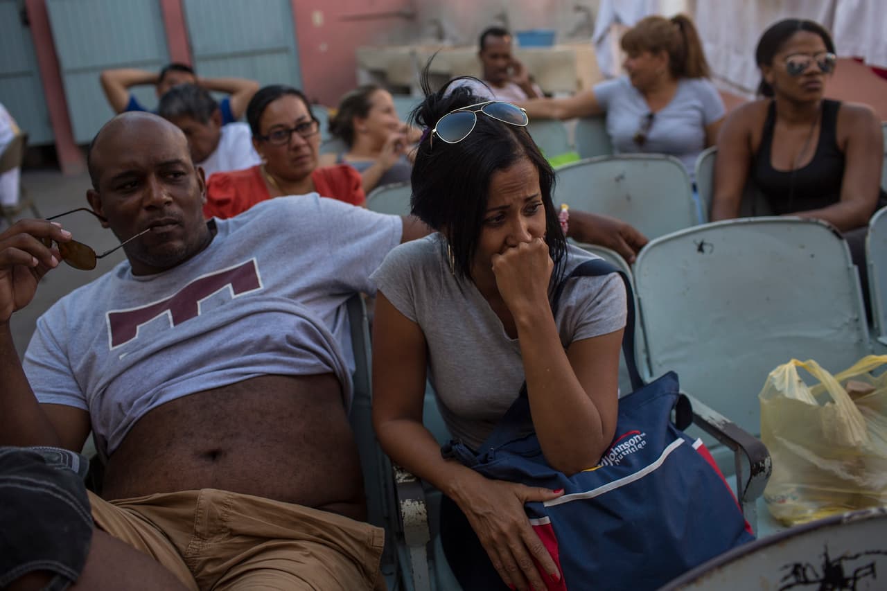 Cubanos sentados pasan el día en el refugio de Nuevo Laredo, “Casa del Migrante”. Muchos vieron frustrados sus deseos de entrar en Estados Unidos, después de la derogación de la Ley “Pies secos, pies mojados” a principios de año. 25 de marzo de 2017.