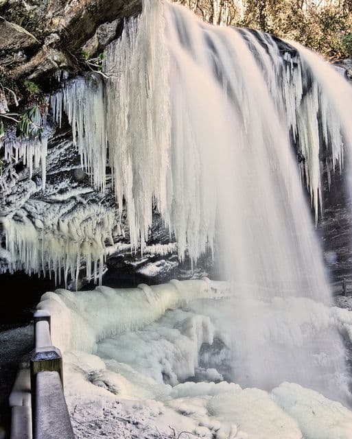 Durante los períodos de lluvia, cuando el volumen de agua es mayor, el rocío evitará que te mantengas completamente seco y durante los períodos más fríos del invierno, puedes ver las formaciones de hielo. Cuando esto pasa, la sección detrás de la cascada está bloqueada por seguridad.