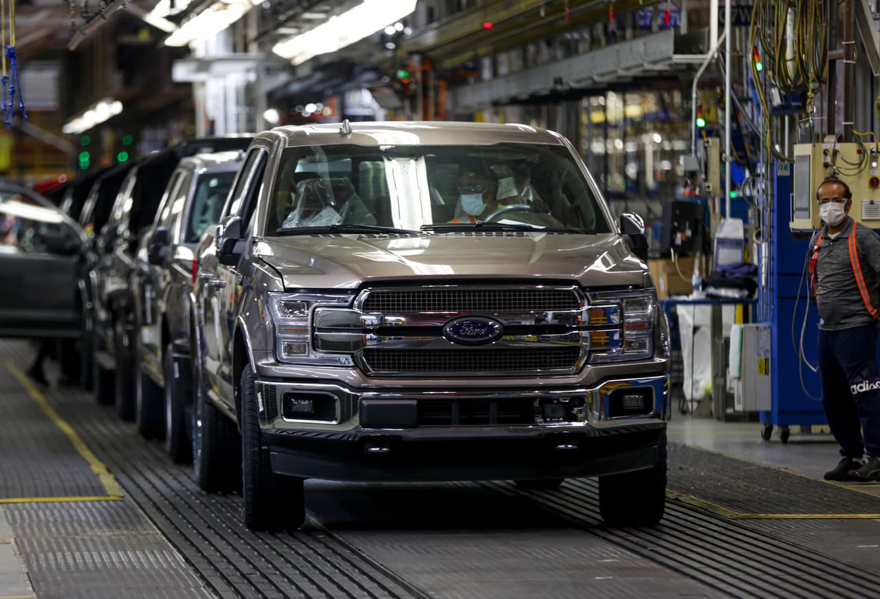 Estas medidas no solo han provocado que ahora haya un bajo inventario de vehículos en diferentes segmentos, tales como la Ford F-150, la Cadillac Escalade y el Chevrolet Corvette, sino que también han retrasado el lanzamiento de otros modelos nuevos.