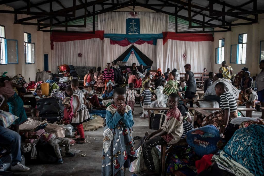 En la imagen niños desplazados de Goma, que perdieron a sus padres mientras huían de la erupción del monte Nyiragongo, son vistos protegidos en una iglesia en Sake.