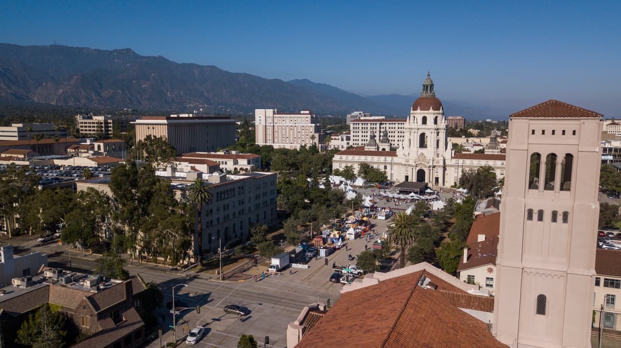 <b>Puesto 16. Pasadena, California</b>
<br>
<br>Puntuación general: 44.31.
<br>
<br>Más contaminación: puesto 4.
<br>
<br>Peores condiciones de vida: puesto 7.
<br>
<br>Menos satisfacción de los ciudadanos con la limpieza de la ciudad: puesto 107.
<br>
<br>Peor infraestructura: puesto 159.
<br>
<br>Las ciudades más sucias suelen ser también las más grandes. Cinco de las 10 ciudades más pobladas del país se encuentran entre las 10 primeras de este ranking.
<br>