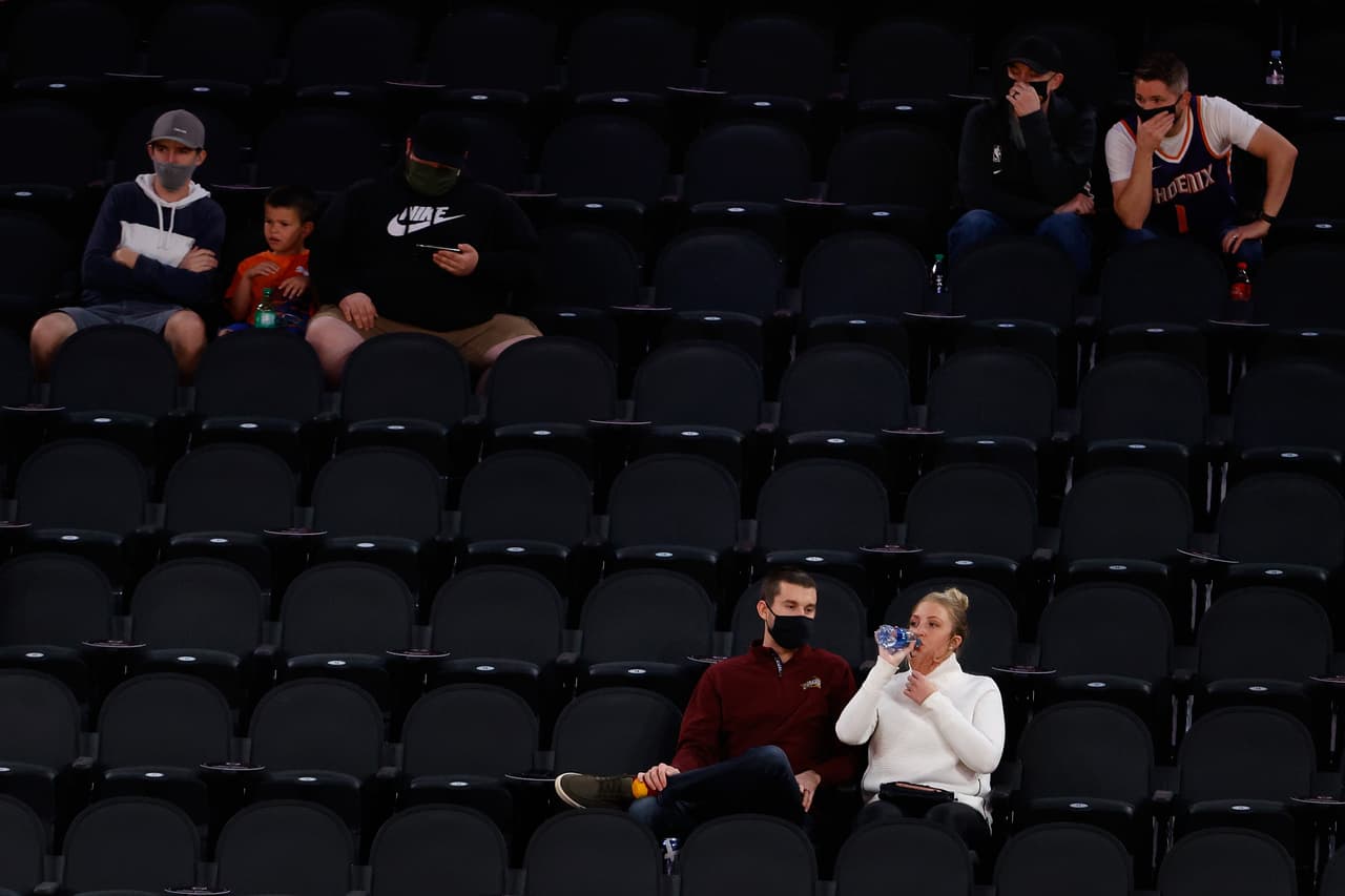 De acuerdo con la oficina del Gobernador, la orden permite lo siguiente:
<br>-
<b>Las empresas privadas pueden exigir la documentación de vacunación para prestar servicios o permitir la entrada</b>.
<br>-Las instituciones de atención médica pueden requerir la documentación de vacunación de un paciente, residente, empleado o visitante.
<br>