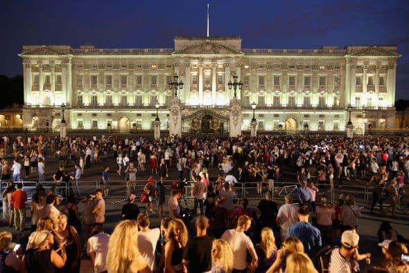 Sin embargo, el demandante cree que puede entablar una 
<b>acción civil contra el palacio de Buckingham</b>, porque es el "cuartel general administrativo" de la reina Isabel II.