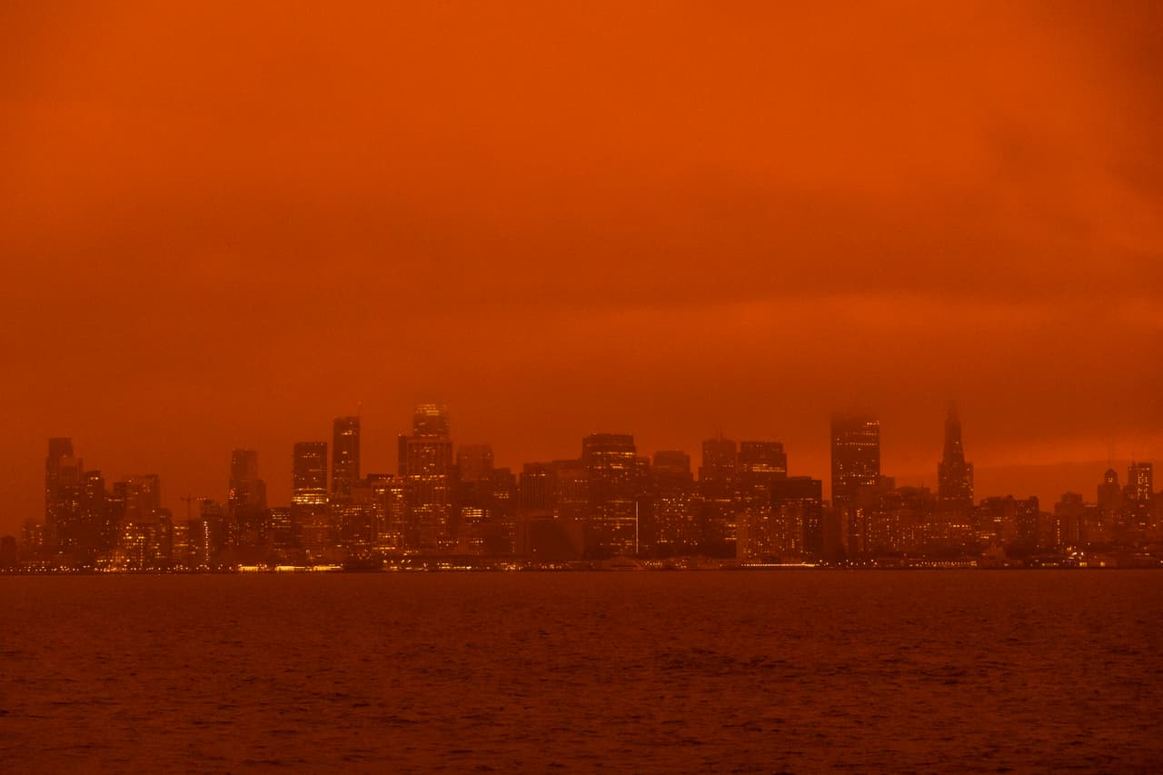 Por segundo día consecutivo el Área de la Bahía amaneció con tonos rojos y naranjas en el cielo debido a los 
<a href="https://www.univision.com/local/san-francisco-kdtv/sumergido-en-un-mar-de-humo-asi-luce-california-desde-el-satelite-debido-a-los-incendios-forestales" target="_blank">múltiples incendios forestales</a> que arden en toda la región.
