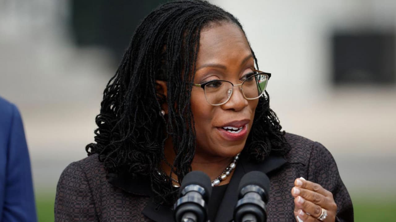 <b>En video:</b> "Estamos hablando de algo histórico. Presenciamos algo que nunca había sucedido en la historia de la Corte Suprema", señala Johanny Adames, portavoz de la organización Latino Victory, quien explica por qué el nombramiento de la jueza Brown, de 51 años, se debe reconocer como un logro para las mujeres y para la comunidad afro en Estados Unidos.