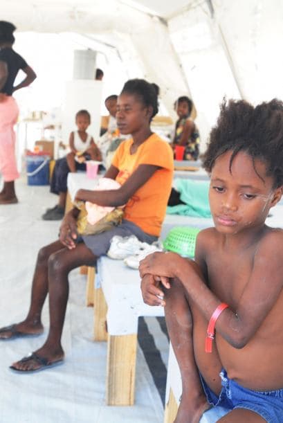 La definición del sucesor del presidente René Preval, cuyo mandato concluye el 7 de febrero, atraviesa por un punto muerto matizado por protestas y hechos de violencia que además amenazan con obstruir la distribución de ayuda a los damnificados del terremoto y la asistencia sanitaria contra el cólera que ha provocado más de 2,110 muertes y ha afectado a casi 100 mil personas.