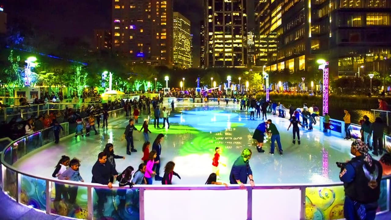 <h2 class="cms-H2-H2">Pista de patinaje sobre hielo del Discovery Green</h2>
<br>
<br>🗓️ Noviembre 10 de 2023 – Enero 28 de 2024
<br>🕒 Lunes - Viernes: 5 - 10 pm | Sábados: 11 am - 11 pm | Domingos 11 am - 8 pm
<br>📍1500 McKinney St, Houston, Texas 77010
<br>🎟️ $17 (incluye el alquiler de los patines)
<br>🅿️ Tarifas varían - Hay que pagar en los parquímetros de la calle o en estacionamientos alrededor