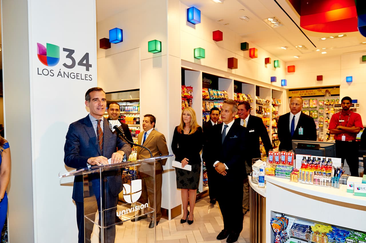 “Estamos sumamente emocionados de asociarnos con una marca tan importante como Univision en el Aeropuerto Internacional de Los Ángeles”, dijo Gregg Paradies, presidente y director ejecutivo de Paradies.