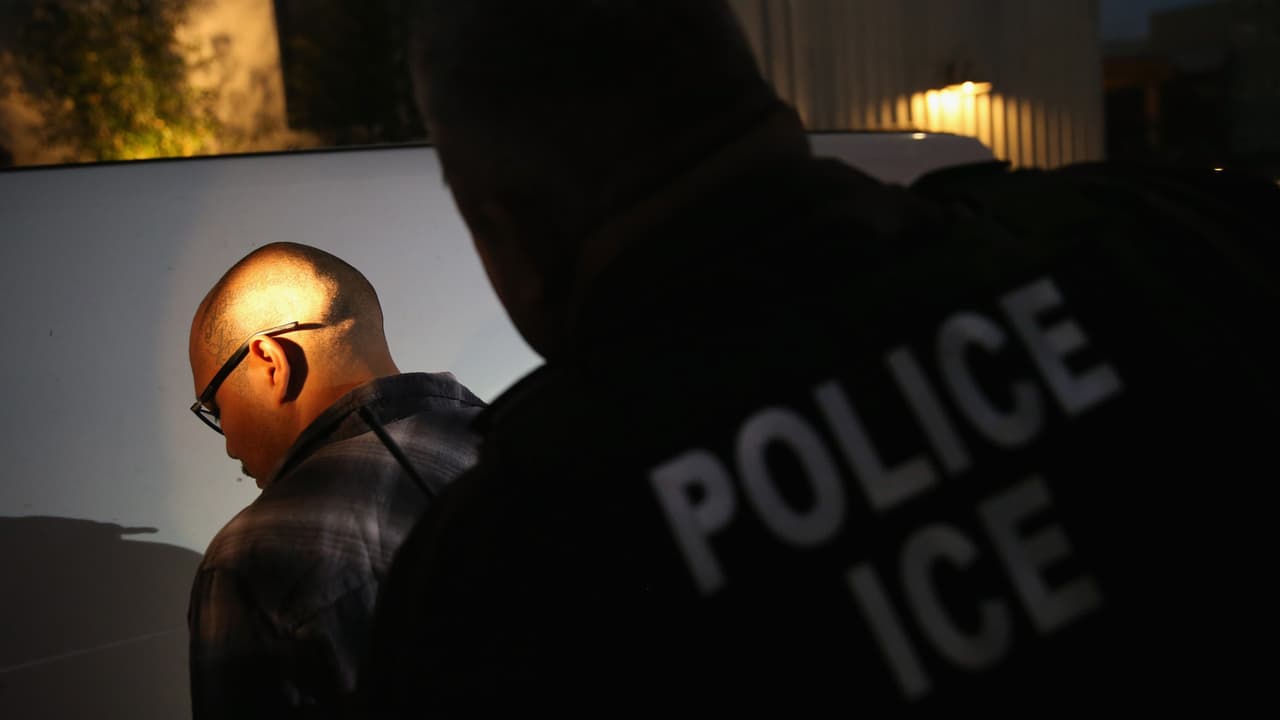 <b>Un consejo sobre qué hacer si inmigración llega a tu casa. </b>El abogado de inmigración Ezequiel Hernández indica que es muy importante guardar silencio.