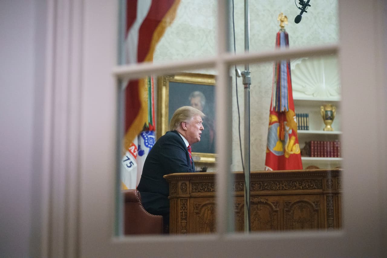 <b>Mensaje sin sorpresas.</b> Luego de varias semanas con el gobierno cerrado parcialmente y sin solución a la crisis política a la vista, el 8 de enero de 2019 
<a href="https://www.univision.com/noticias/politica/trump-insiste-en-pedir-dinero-para-una-barrera-con-mexico-aunque-dice-que-sera-metalica-y-no-de-concreto"><u>el presidente Donald Trump se dirigió a los ciudadanos en un mensaje televisado desde la Oficina Oval</u></a>. No declaró la 'emergencia fronteriza' para defender su iniciativa de construir el muro, pero sí destacó lo que llamó una “crisis de seguridad” en la frontera sur, haciendo referencia al tráfico de drogas y de personas.