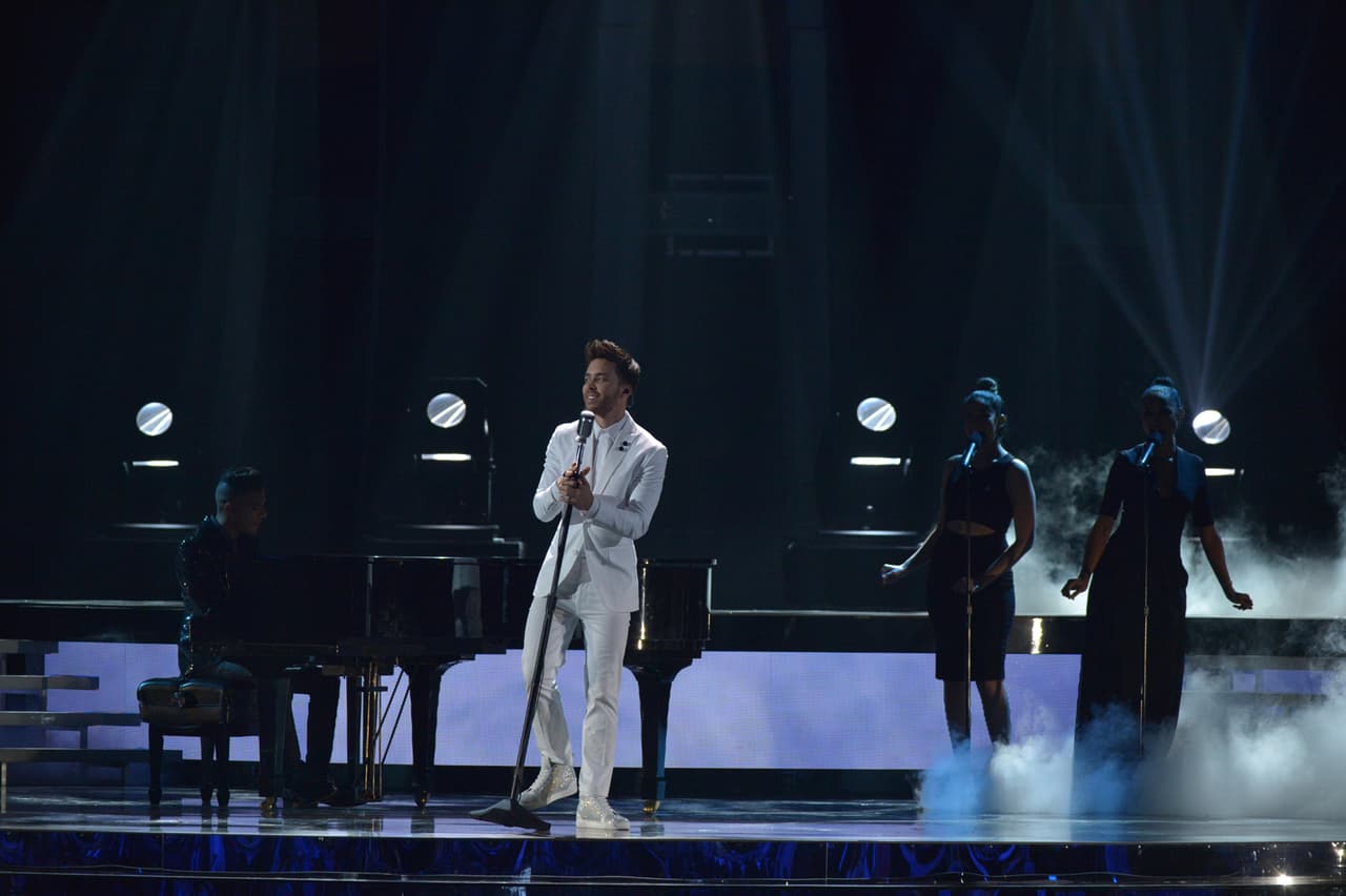 Acompañado se un piano y sus coristas hizo un gran número.