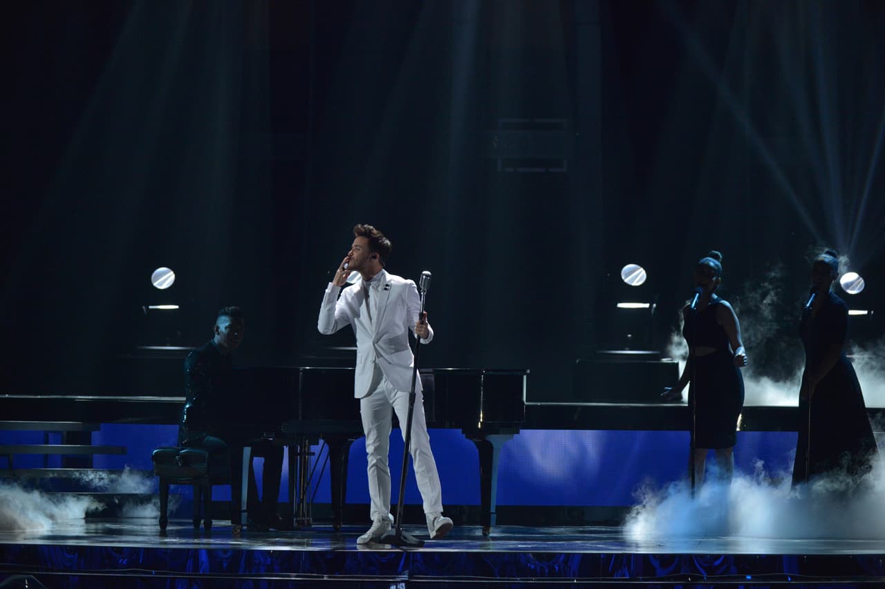 Con las emociones a flor de piel Prince Royce interpretó 'Back It Up'.
