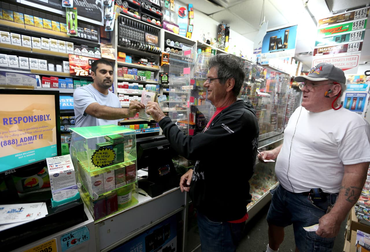 Las probabilidades generales de ganar un premio en el juego del Powerball es de una en 24,87.