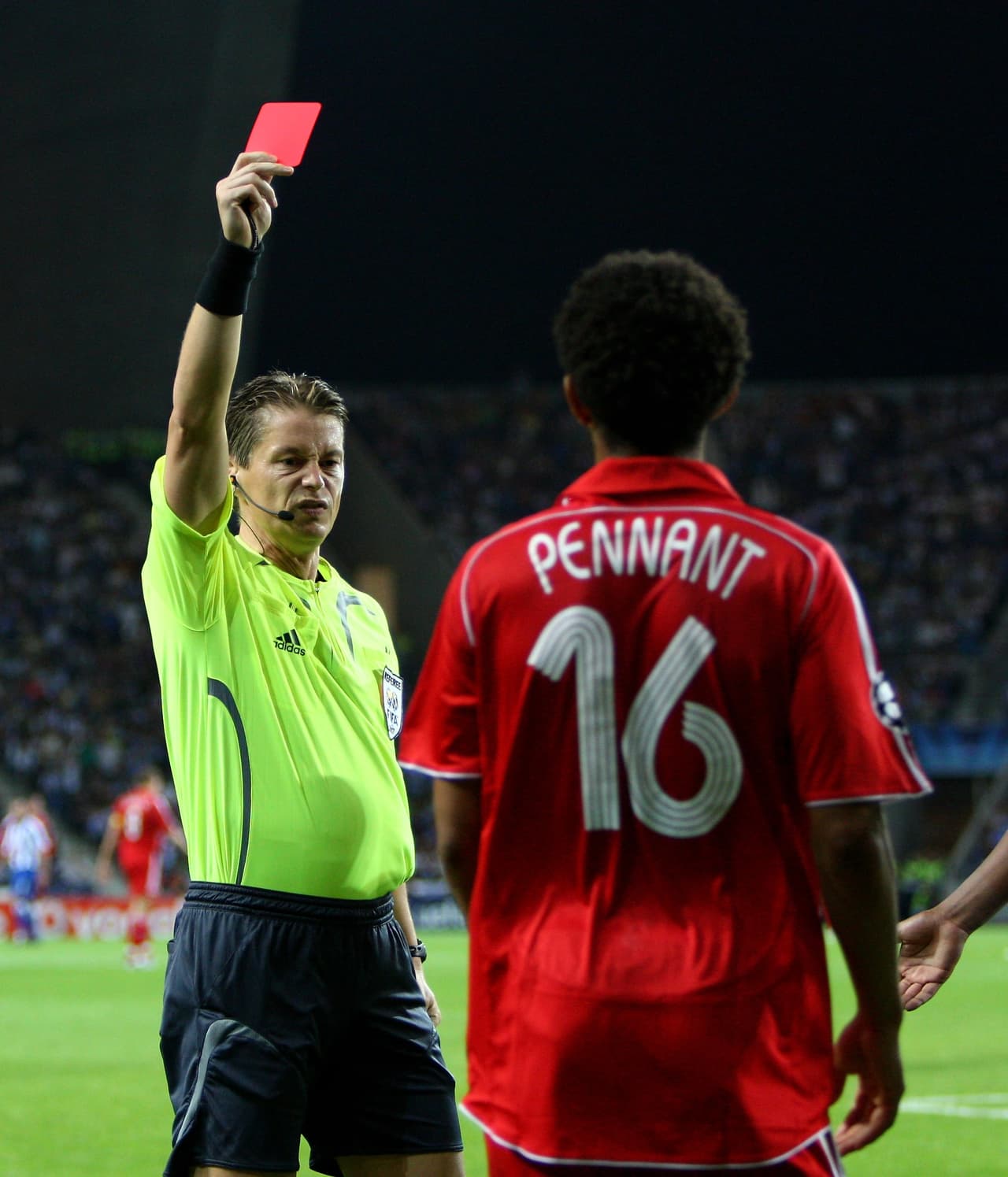 El volante fue expulsado en la Champions de 2008 y rompió una racha del equipo de cinco temporadas sin recibir una roja en tal competencia. Su nivel decayó y al final fue trasladado al Porthsmouth.