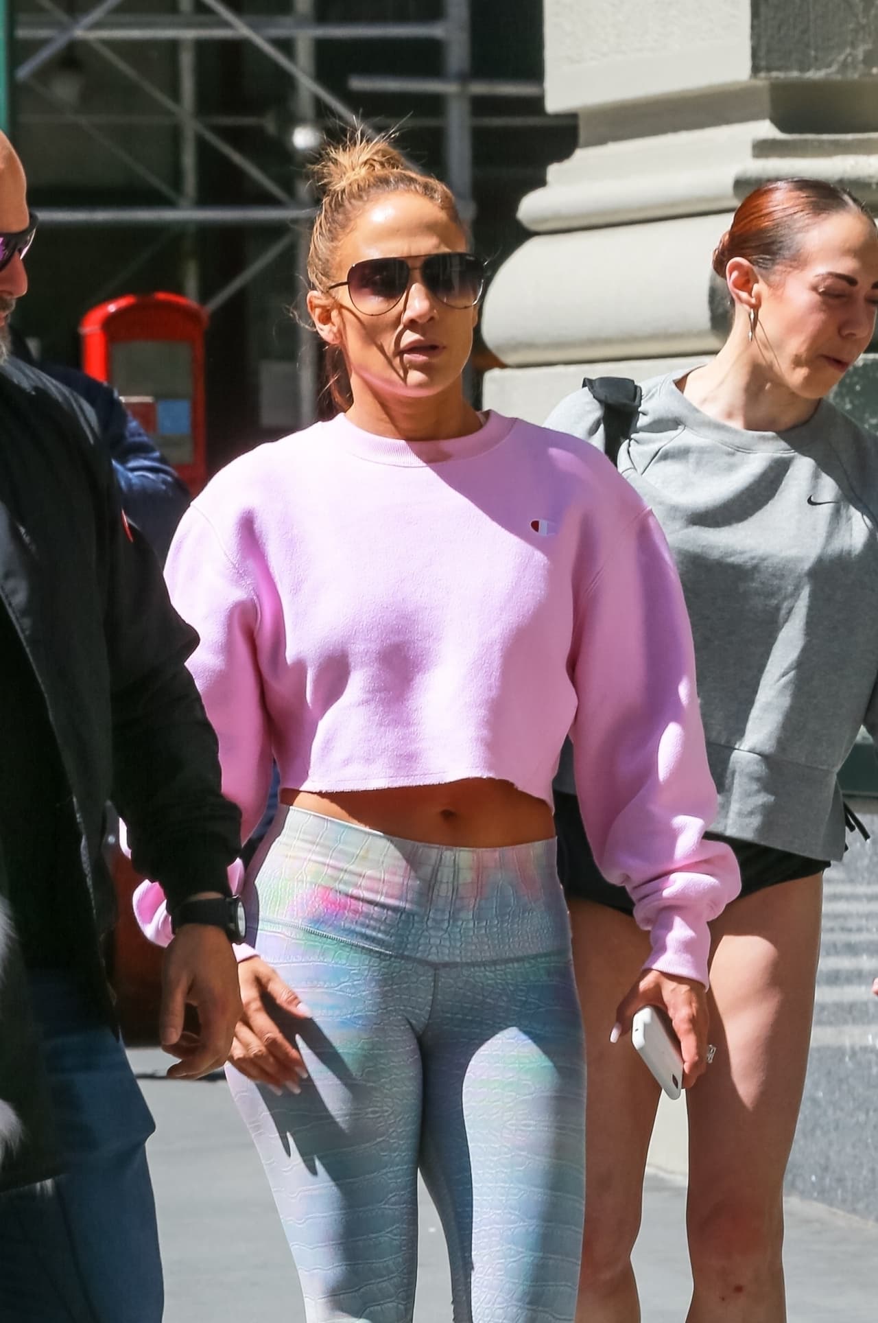 Pero Alex Rodríguez respondió con el buen sentido del humor que lo caracteriza: “Es un gran punto y eso 
<b><a href="https://www.univision.com/famosos/el-a-rod-del-que-jlo-se-enamoro-es-otro-10-confesiones-que-cambiaran-tu-opinion-sobre-el-fotos">puede ser muy intimidante entre otras cosas que hay qué hacer enfrente de ella</a></b>. Pero ya sabes, ella es una gran bailarina y también una gran maestra”.