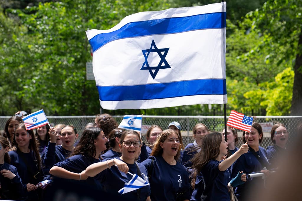 El Desfile del Día de Israel se celebra en Nueva York desde el 1964, siempre contando con la participación de funcionarios del gobierno, de otras creencias y orígenes. De hecho, este 2026, 
<b><a href="https://www.univision.com/local/nueva-york-wxtv/nueva-york-retira-defensa-legal-eric-adams-demanda" target="_blank">Eric Adams, ex alcalde de la ciudad</a></b>, dijo presente.