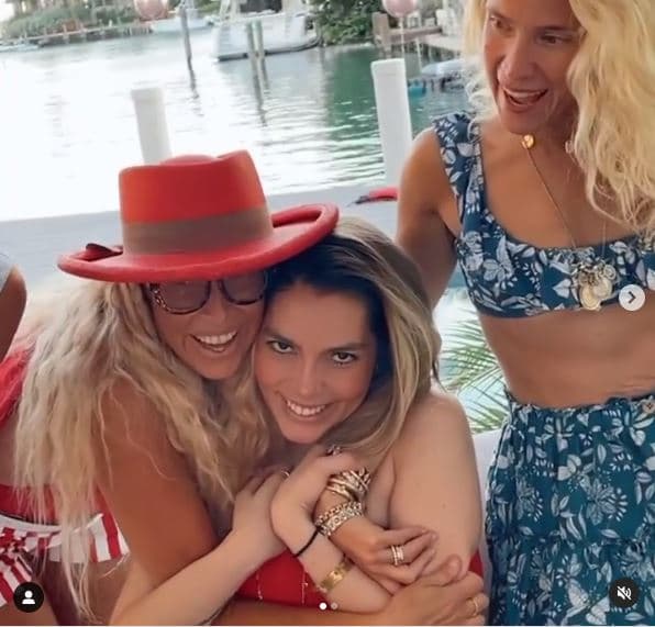 También desmintió que su ex no lo hubiera visto durante casi tres décadas: "Esta mujer está fuera de la realidad, fuera de la verdad. La fui a ver al hospital la última vez. Durante 20 años ha ido a Nueva York con nosotros, se quedó en mi casa en Acapulco con un novio, que era mi cadenero de uno de mis lugares. En Miami".