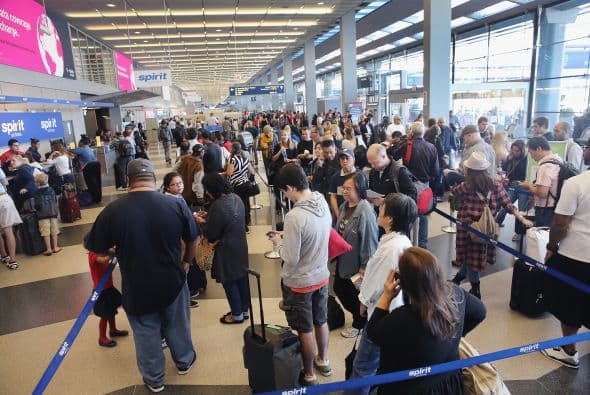 Un hombre que intentó incendiarse en el sótano del centro de control de tráfico aéreo en Aurora provocó la suspensión de operaciones en O'Hare y Midway. 