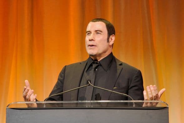 Según Buzzy Jackson , corresponsal del periódico The Boston Globe, nunca hay un buen momento para empezar una nueva religión, ya que si bien los peligros comunes que se utilizaban en el pasado incluían apedreamiento o crucifixión, los profetas de hoy en día uno se enfrentan a un nuevo obstáculo, como es la comprobación de los hechos. Jackson dice que el libro de Lawrence Wright, Going Clear " Scientology, Hollywood & Prison of Belief, es apasionante, y finalmente trágico y que lo que revea acerca de la organizac ión, cuya sede se encuentra en Clearwater, Florida, va a molestar a todo el que lo lea. En la lista de celebridades que abrazan esta religión, fundada por L. Ron Hubbard, se encuentran John Travolta, Kirstie Alley, Beck, Will Smith, and Greta Van Susteren, entre otros. Wright, ganador de un Premio Pulitzer, indica en su libro que aunque solo hay de 25,000 a 30,000 miembros activos, la iglesia tiene $1 billion en activos líquidos, una figura que eclipsa los bienes de la mayoría de las mayores religiones del mundo.