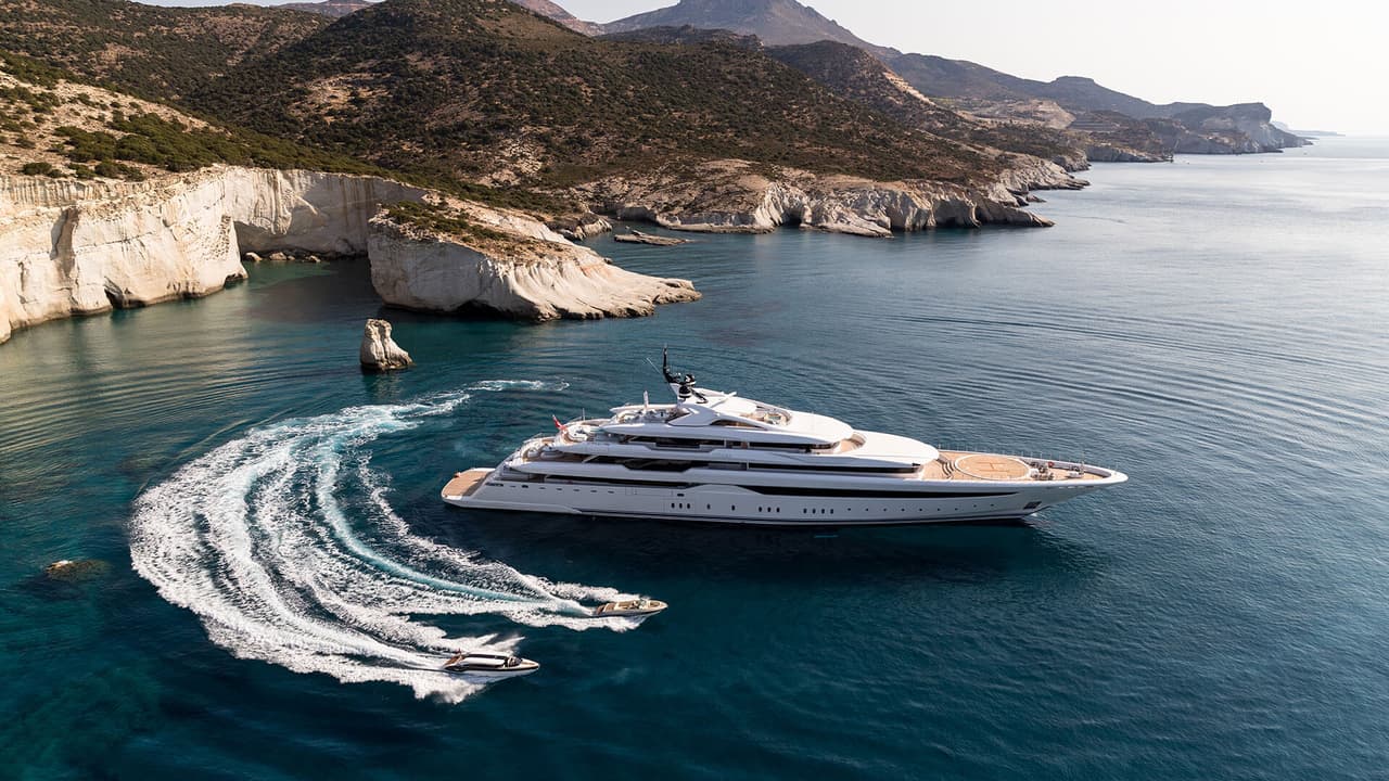 Por si fuera poco, Michael Jordan y los demás huéspedes tienen acceso a una colección de motos acuáticas, kayaks, 
<i>paddleboards</i>, toboganes y otros equipamientos más para divertirse en el agua.