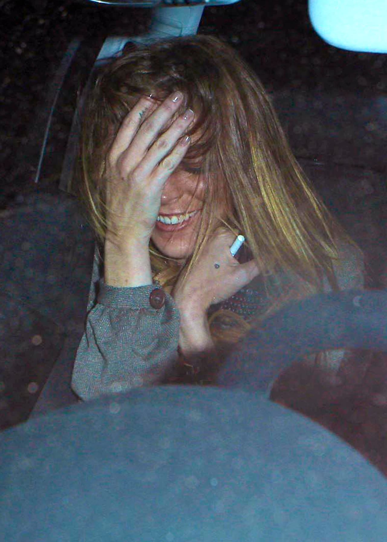 A diferencia de otras cantantes, Lindsay siguió en la fiesta loca.