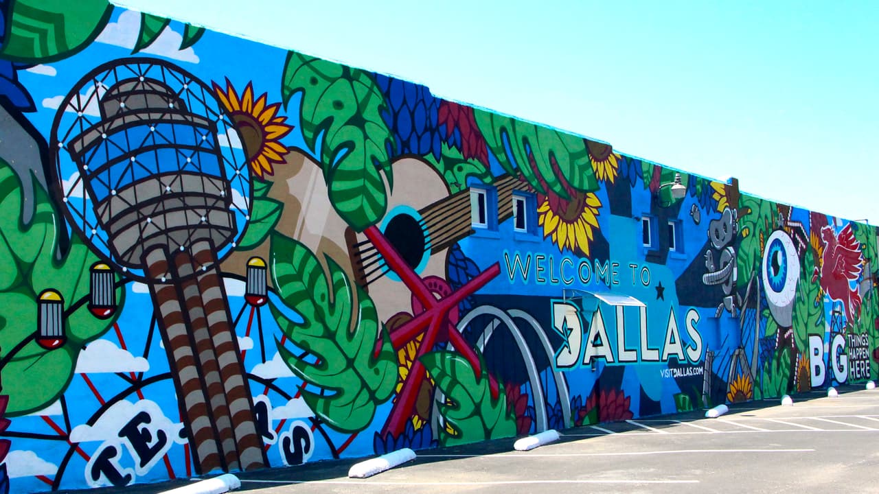¡Visita Dallas! Este mural representa 
<b>parte de los lugares turísticos más emblemáticos de la ciudad</b>, por ejemplo, la Reunion Tower. Es de los artistas: Tex & Sergio, con la colaboración de Meredith White y Brynner Aldrich. 
<br>📍 Lo puedes encontrar en el 
<b>2914 de Commerce Street</b>.