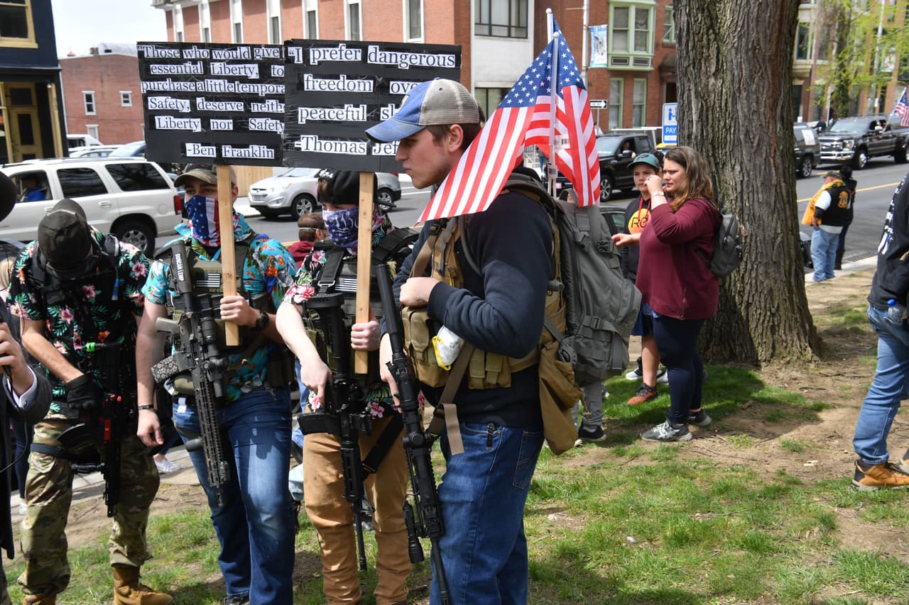 Aunque las protestas contra la cuarentena han capturado la atención de los medios y las redes sociales, más de 80% de los estadounidenses aprueba el confinamiento en casa, según un reciente sondeo de la Universidad Quinnipiac.
<br>