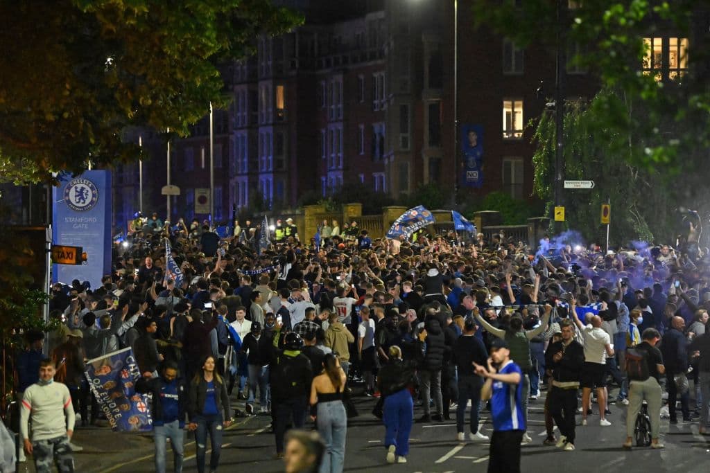 Los aficionados del Chelsea salen de sus casas para celebrar en las calles su segundo título de la UEFA Champions League.