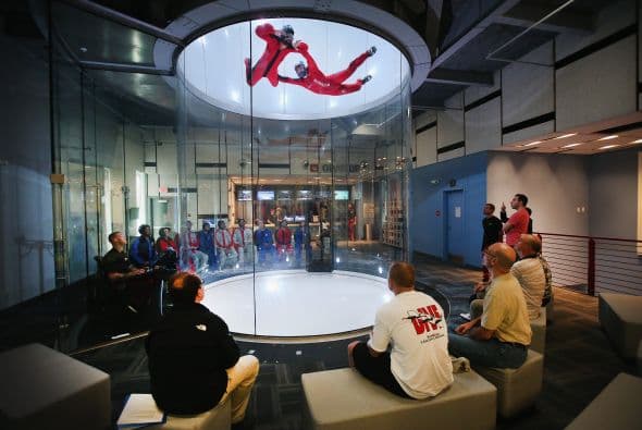 iFLY es un túnel de viento vertical en el que puedes simular la experiencia del paracaidismo bajo techo.