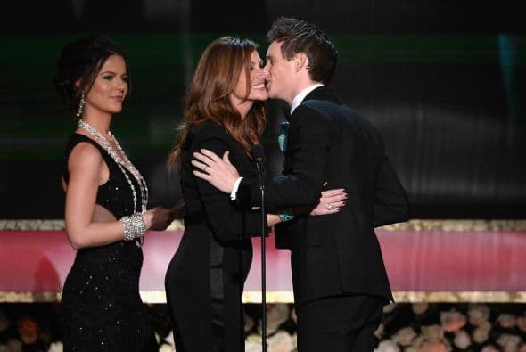 Eddie Redmayne andaba "muy motivado", miren qué cerquita le dio el beso a Julia Roberts. Después salió el chisme de que andaba acosando a Jennifer Aniston, ¡y eso que Eddie está recién casado!