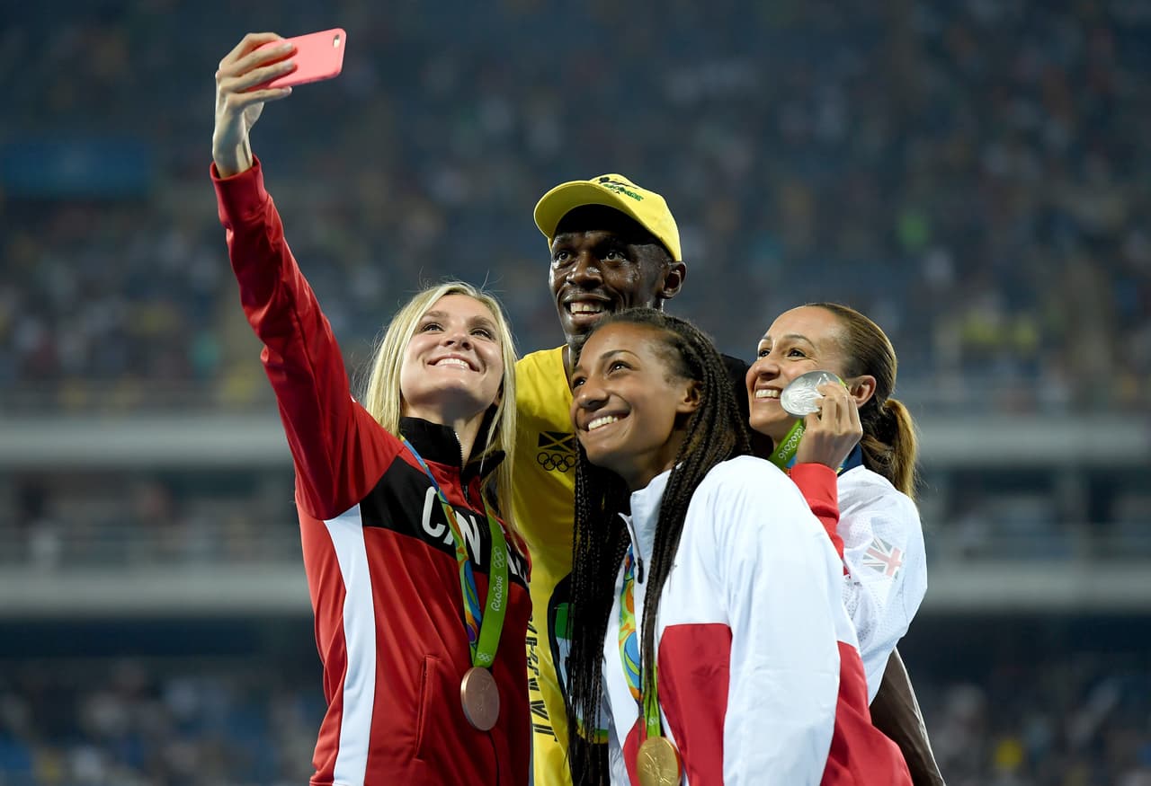 El atleta del momento, aquí junto con las ganadoras del Heptatlón la canadiense Brianne Theisen, la campeona Nafissatou Thiam y la británica Jessica Ennis-Hill.