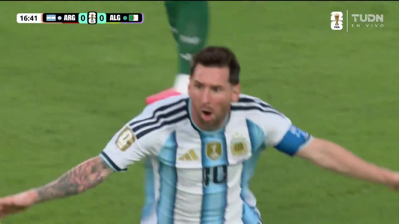 ¡Obra de arte de Messi! El astro argentino hace el primero del partido