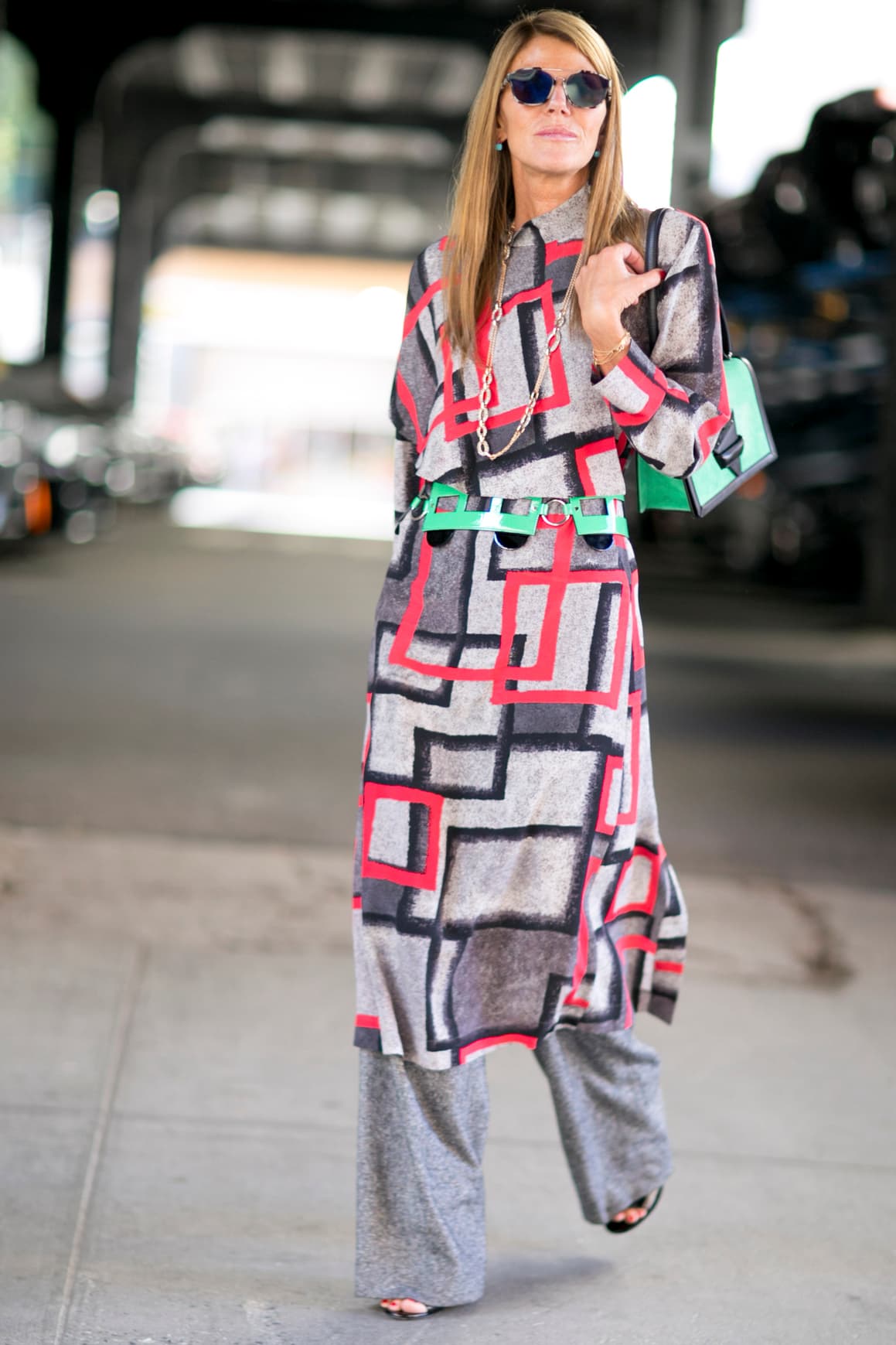 2. Usa vestidos sobre unos pantalones amplios: La fashionista Anna Dello Russo sabe cómo hacer que ese vestido que te han visto mil veces tus amigas cobre unas nuevas posibilidades estilísticas. Es tan sencillo como buscar unos pantalones de bota amplia cuyo color esté a tono con el vestido. Así evocarás aires 'boho' y 'hippies' incluso si llevas una prenda formal.