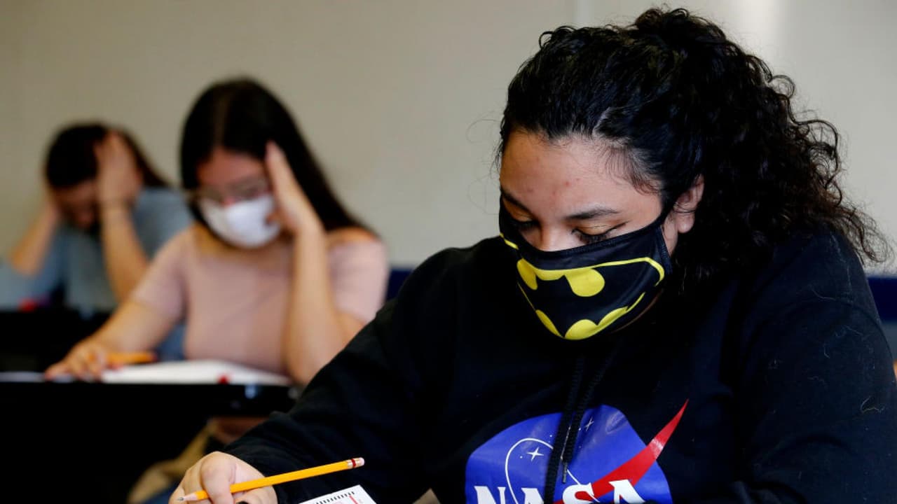 Invitan a solicitar becas para ir a cualquier universidad de Illinois