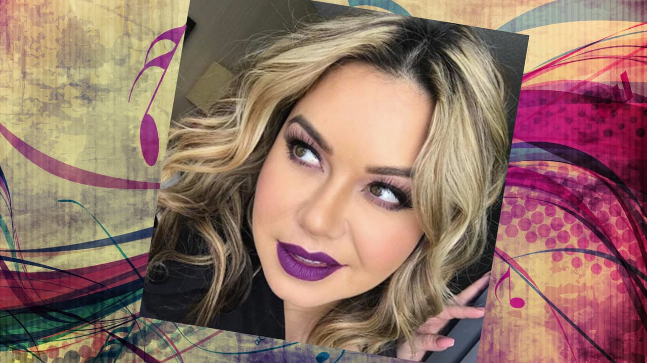 Chiquis siempre sale bien en sus selfies. ¿Y cómo no? La cantante es una mujer hermosa. Con un rostro así, todas queremos hacernos selfies. She's a curvy woman with a lot of sass. Jenni would be so proud!