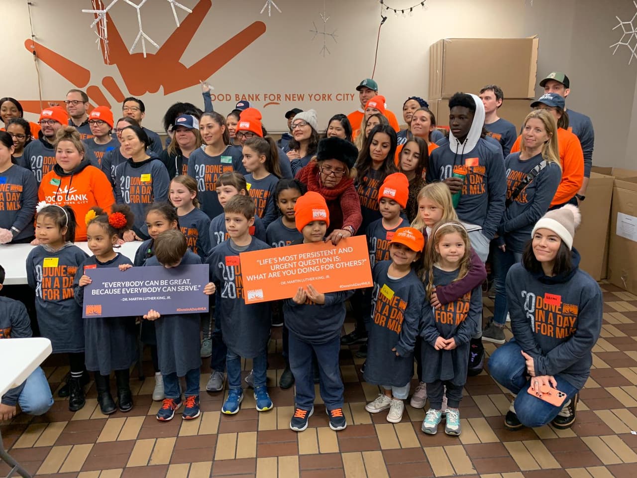Reparten comida en El Bronx.