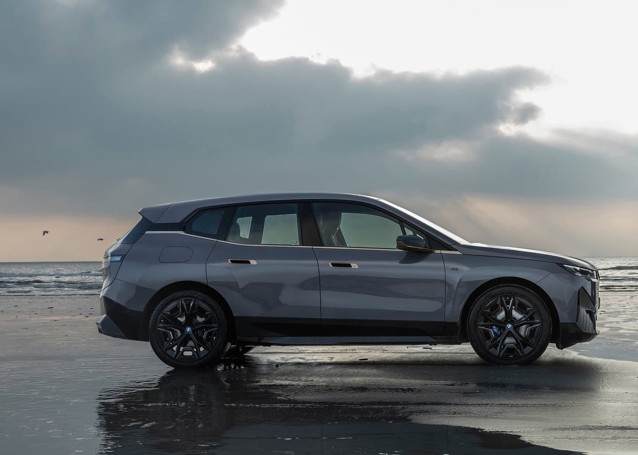 Además de contar con un estilo más agresivo, la BMW iX M60 también responde de manera más agresiva. Y esto gracias a sus dos motores eléctricos que en conjunto producen 610 caballos de fuerza y (nada más y nada menos) que 811 lb-pie de torque.