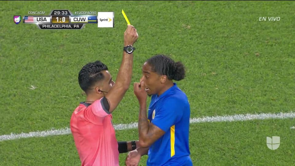 Tarjeta amarilla. El árbitro amonesta a Shermaine Martina de Curaçao