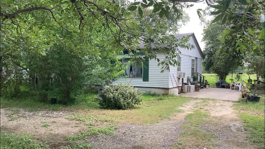 El hombre de 73 años vivía solo y de acuerdo a la vecina tenía muchos escombros en sus alrededores. También indicó que se habían reportado serpientes en el área.