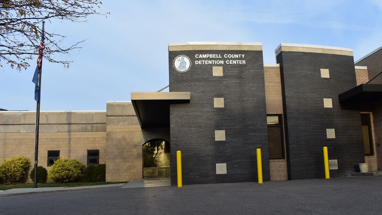 "Hoy nos dieron leche vencida": Las denuncias en torno a un centro de detención en Kentucky; ICE responde