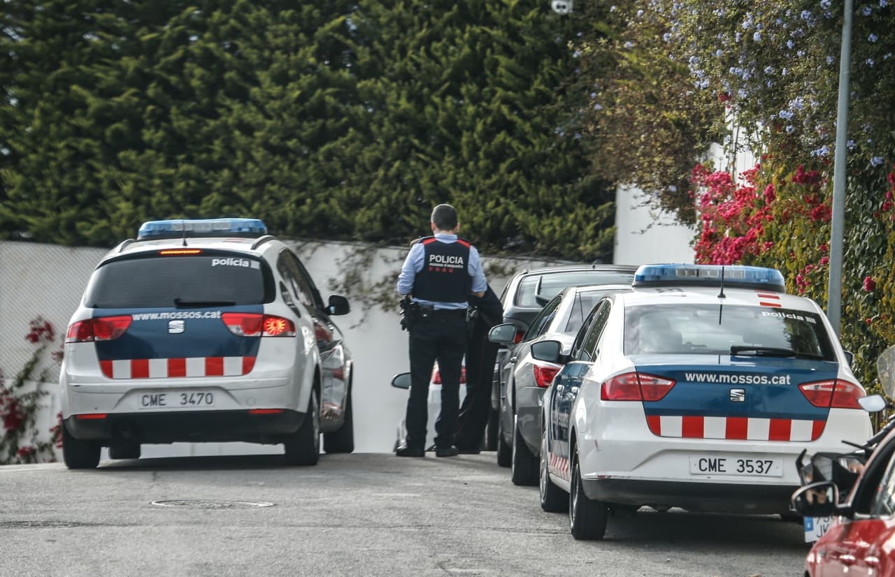 Oficiales de la policía de Cataluña comenzaron a proteger la residencia de los Piqué Mebarak.