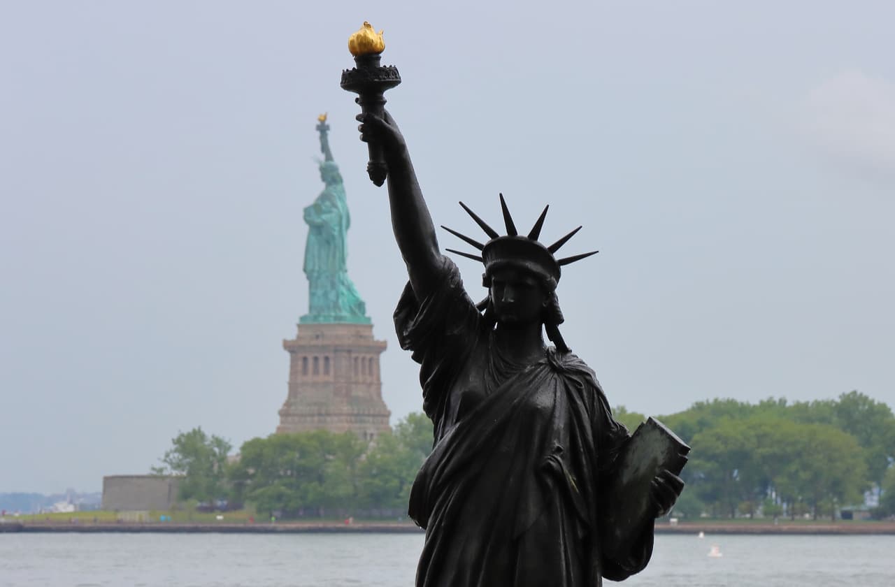 La "hermana pequeña" de la Estatua de la Libertad fue traída a Nueva York con motivo del fin de semana del 4 de Julio. Llegó el jueves y se quedará hasta el próximo lunes, cuando partirá hacia Washington D.C.