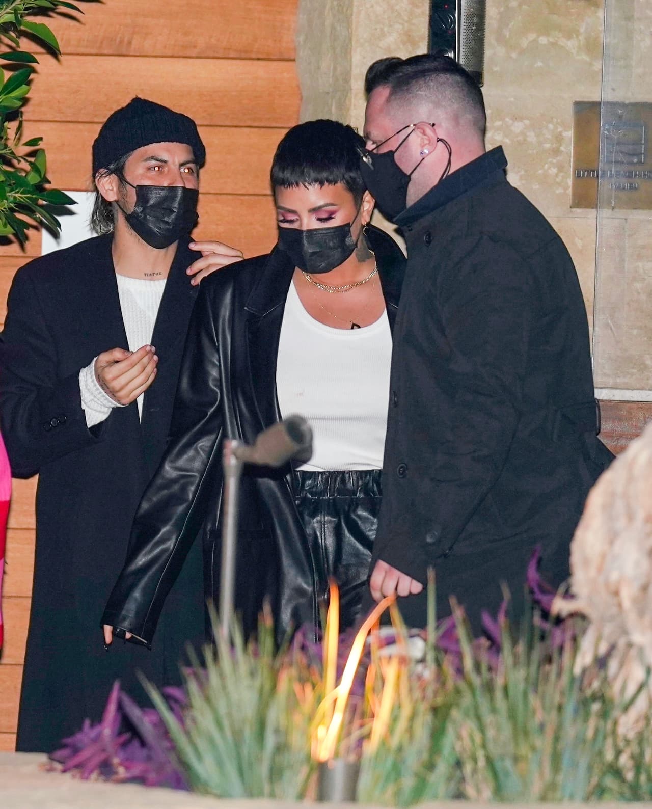 "No solo tuve una sobredosis. 
<b><a href="https://people.com/music/demi-lovato-reveals-rape-at-15-violated-by-drug-dealer-overdose/" target="_blank">Me abusaron</a></b>", confesó a la cámara, según diversos medios que tuvieron acceso al estreno y reseñaron la producción.
<br>