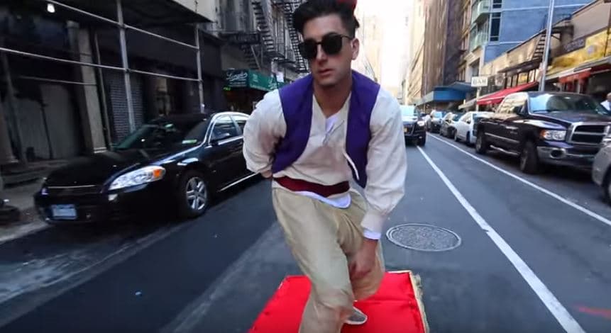 Aladino vuela Nueva York en su alfombra mágica