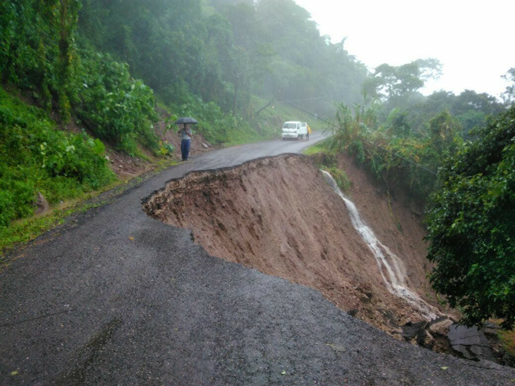 Debido a daños en los puentes por los múltiples derrumbes, algunas comunidades están incomunicadas y hay al menos 13 rutas con paso regulado.