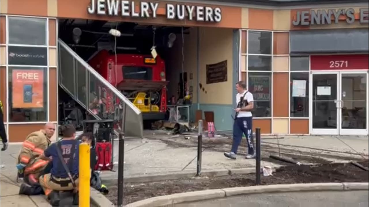 Unidad de Metrobus choca contra joyería en Wheaton, Maryland; hay 3 heridos
