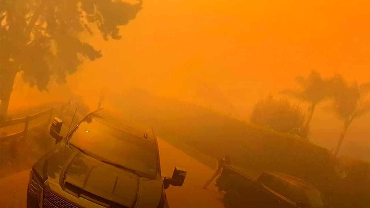 Huir entre las llamas: El video de los residentes atrapados por el humo del incendio en Simi Valley