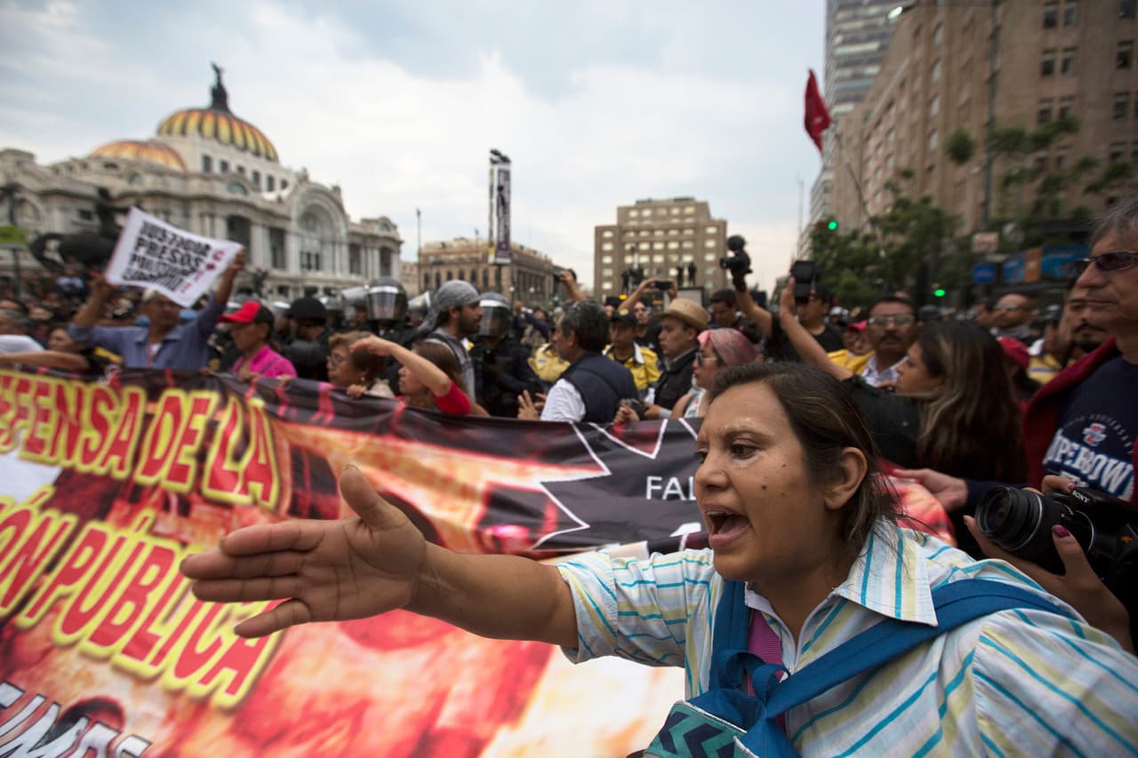 Gobierno mexicano accede a revisar la evaluación docente, emanada de la controvertida reforma educativa