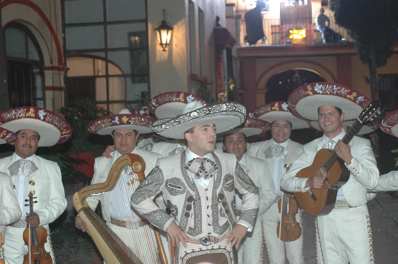 Trajes de charro súper llamativos y con acabados artesanales.